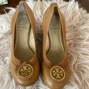 Tory Burch wedge in tan size 5.5